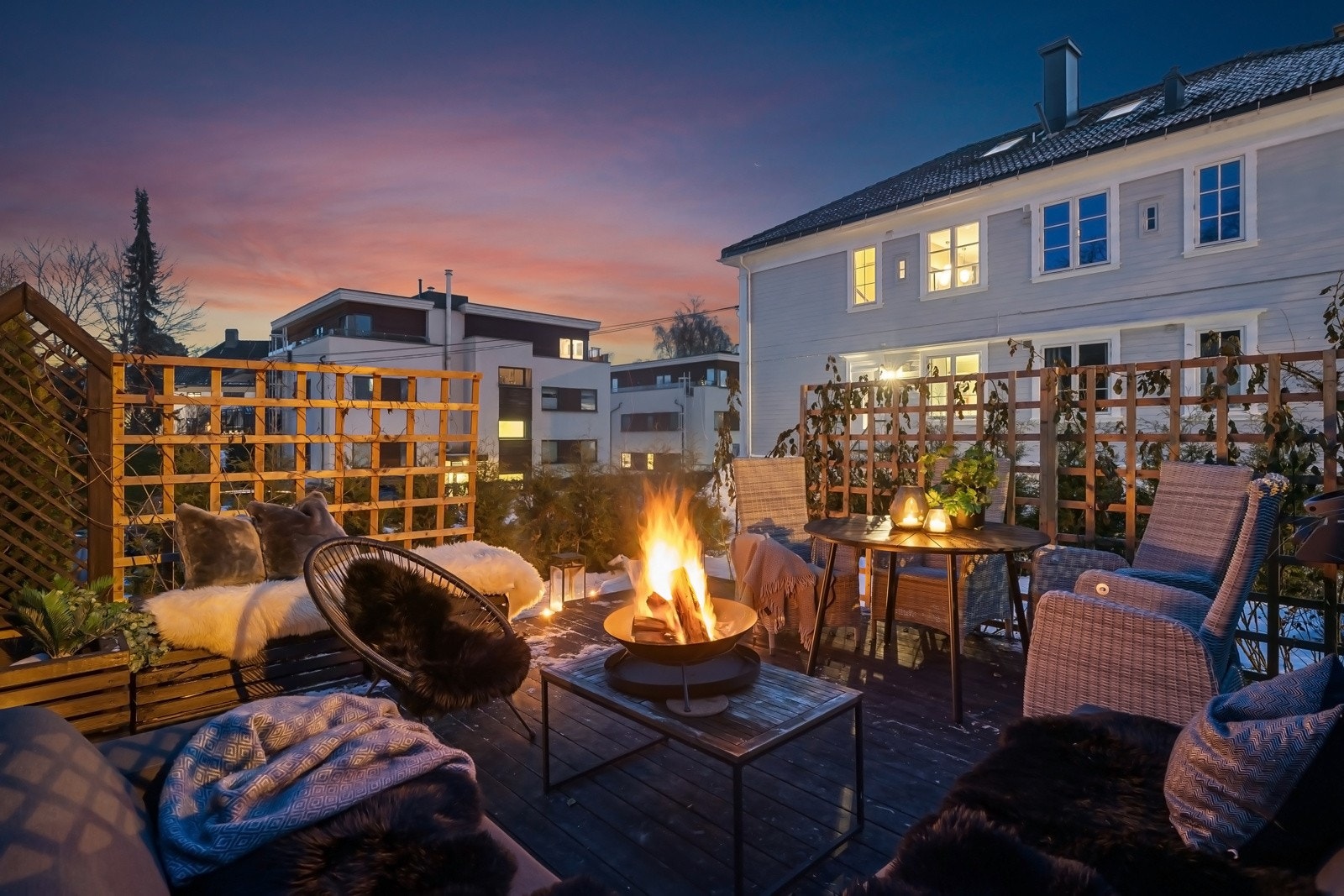 Koselig hage med mange møbleringsmuligheter, ideell for å samle venner og familie til utelek, grillfest eller vinterkos rundt bålpannen. Galleribilde