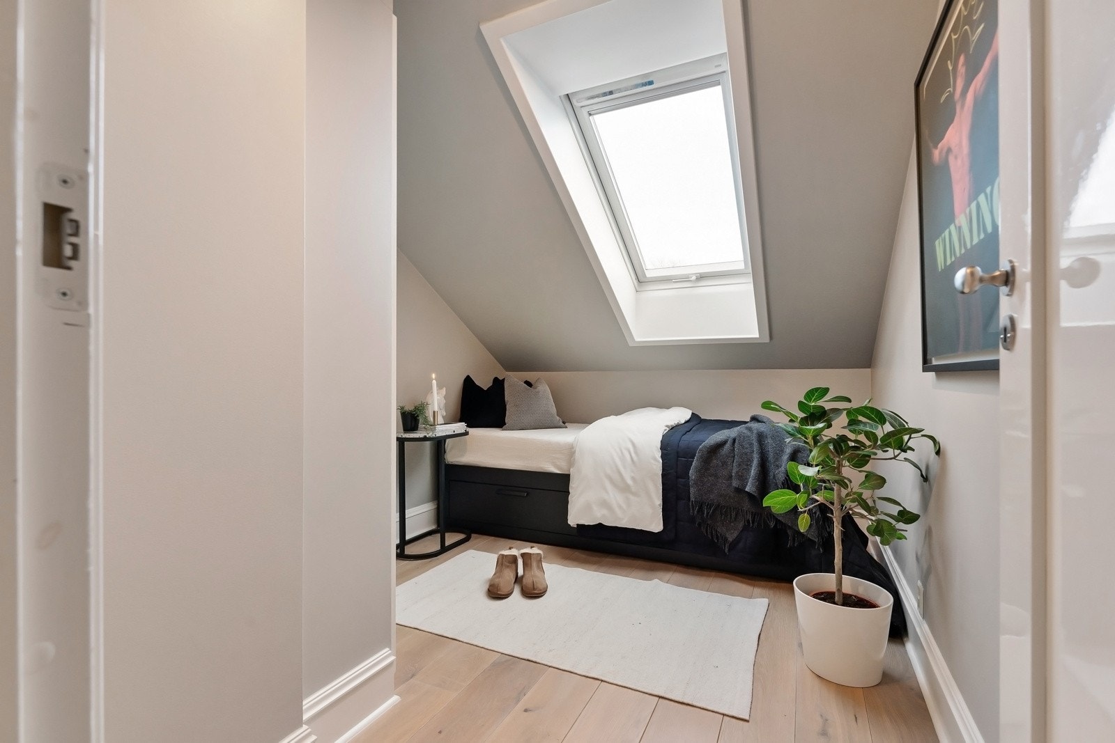 Delikat og lyst soverom 2 med integrert garderobe. Plass til 120-140cm seng. Galleribilde