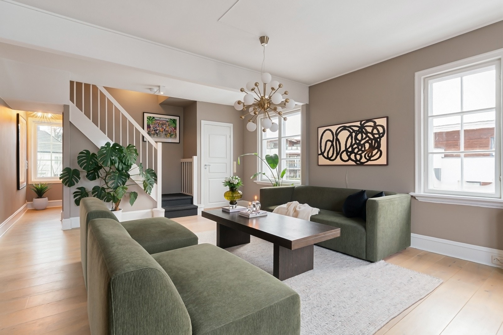 Boligen har en gjennomgående planløsning med lysinnslipp fra tre himmelretninger. Galleribilde