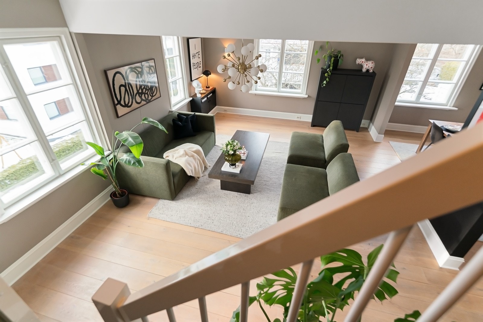 Velkommen opp til loftsetasjen som byr på nydelig TV-stue, WC, 3 soverom og et stort råloft med mange muligheter. Galleribilde