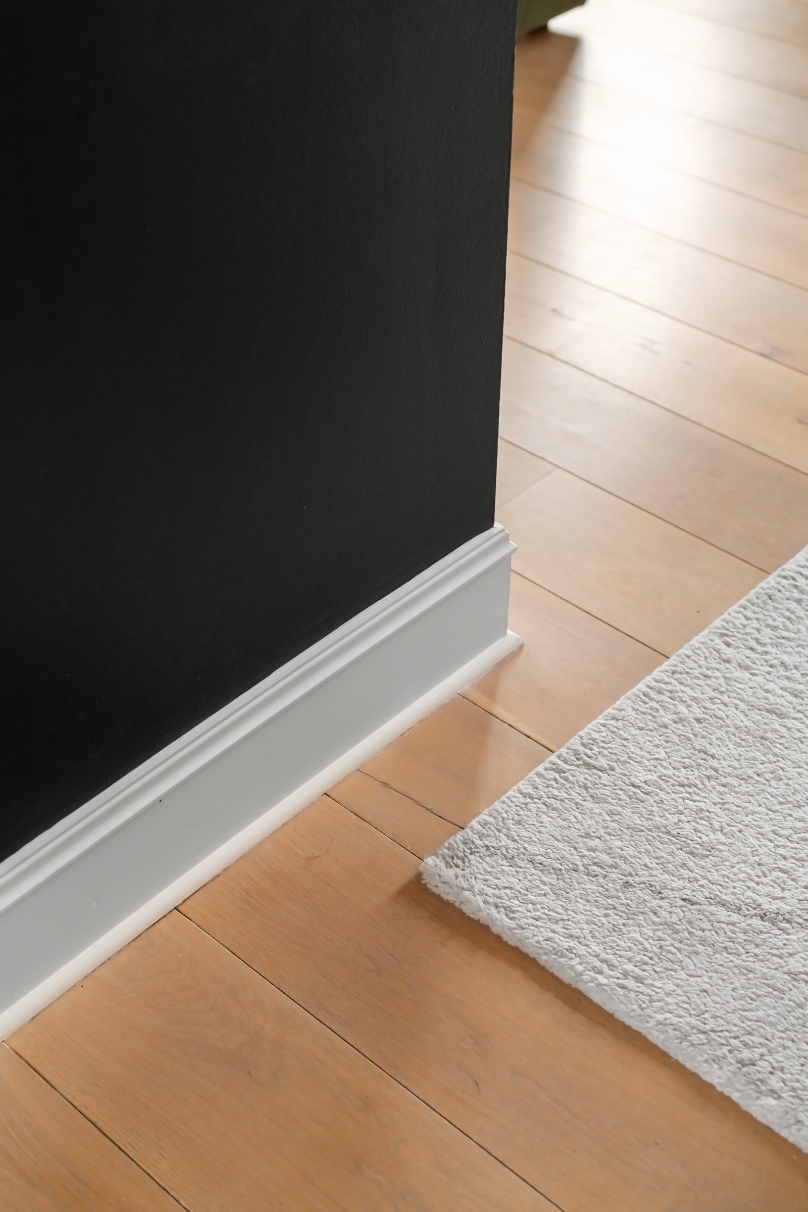 Delikat heltregulv i alle rom, brede gulvlister og god takhøyde på 265 cm i stuen gir et eksklusivt uttrykk! Galleribilde