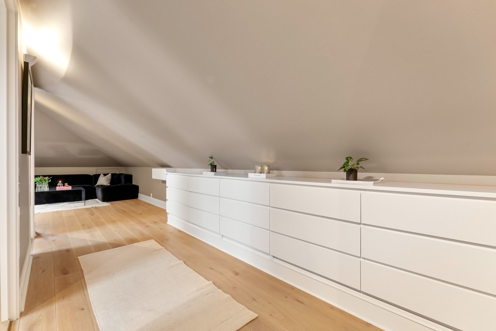 Særdeles gode oppbevaringsmuligheter med innebygde kommoder langs knevegg som medfølger leiligheten. Galleribilde