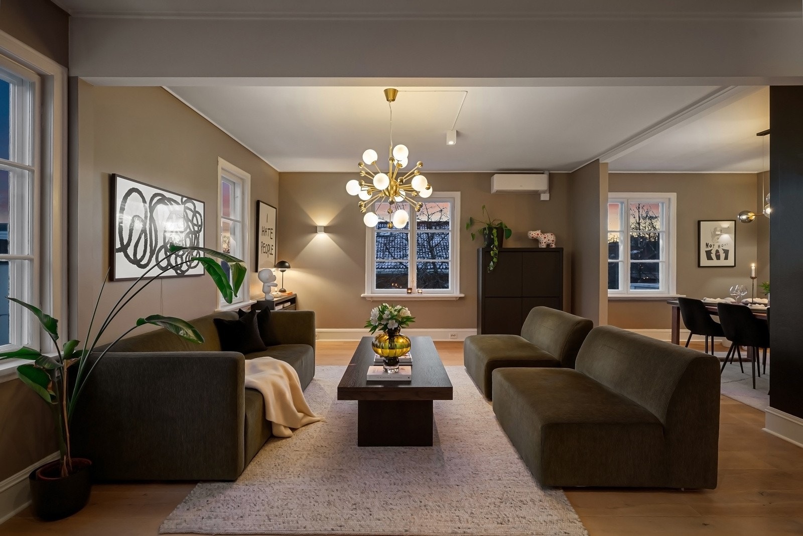 Delikat heltregulv i alle rom, brede gulvlister og god takhøyde på 265 cm i stuen gir et eksklusivt uttrykk! Galleribilde