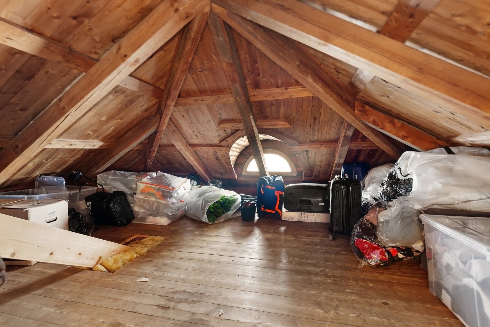 Stort råloft med gulvareal på ca 47kvm GUA( gulvareal som ikke måleverdig grunnet lav takhøyde). Her er det mange muligheter! Galleribilde