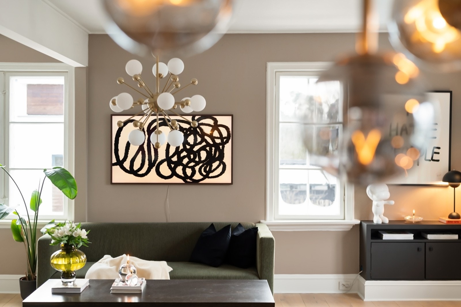 Store vindusflater gir mye lys Galleribilde