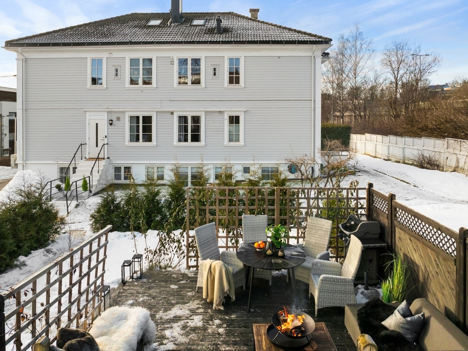 Boligen har egen inngang, eksklusiv bruksrett til solrik hageparsell og 2 biloppstillingsplasser med egen elbil lader. Galleribilde