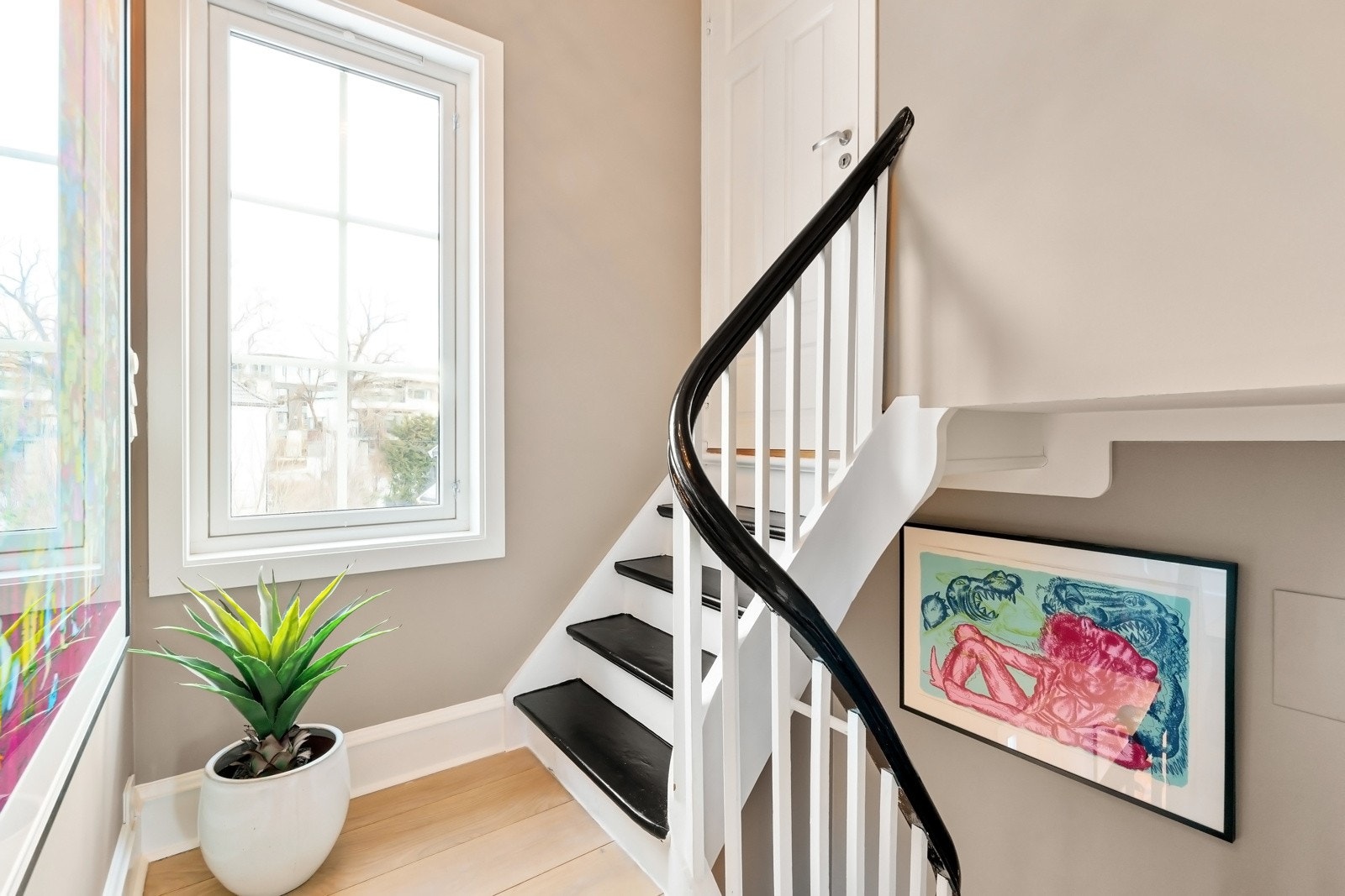 Nytt vindu i trappeadkomst fra 2024. Noen få trappetrinn opp har du en praktisk bod på ca 2 kvm. Galleribilde