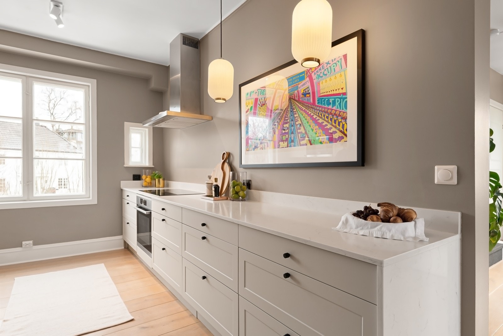 Tidsriktig og moderne kjøkken med lekker kompositt benkeplate og nye profilerte fronter fra 2025. Galleribilde