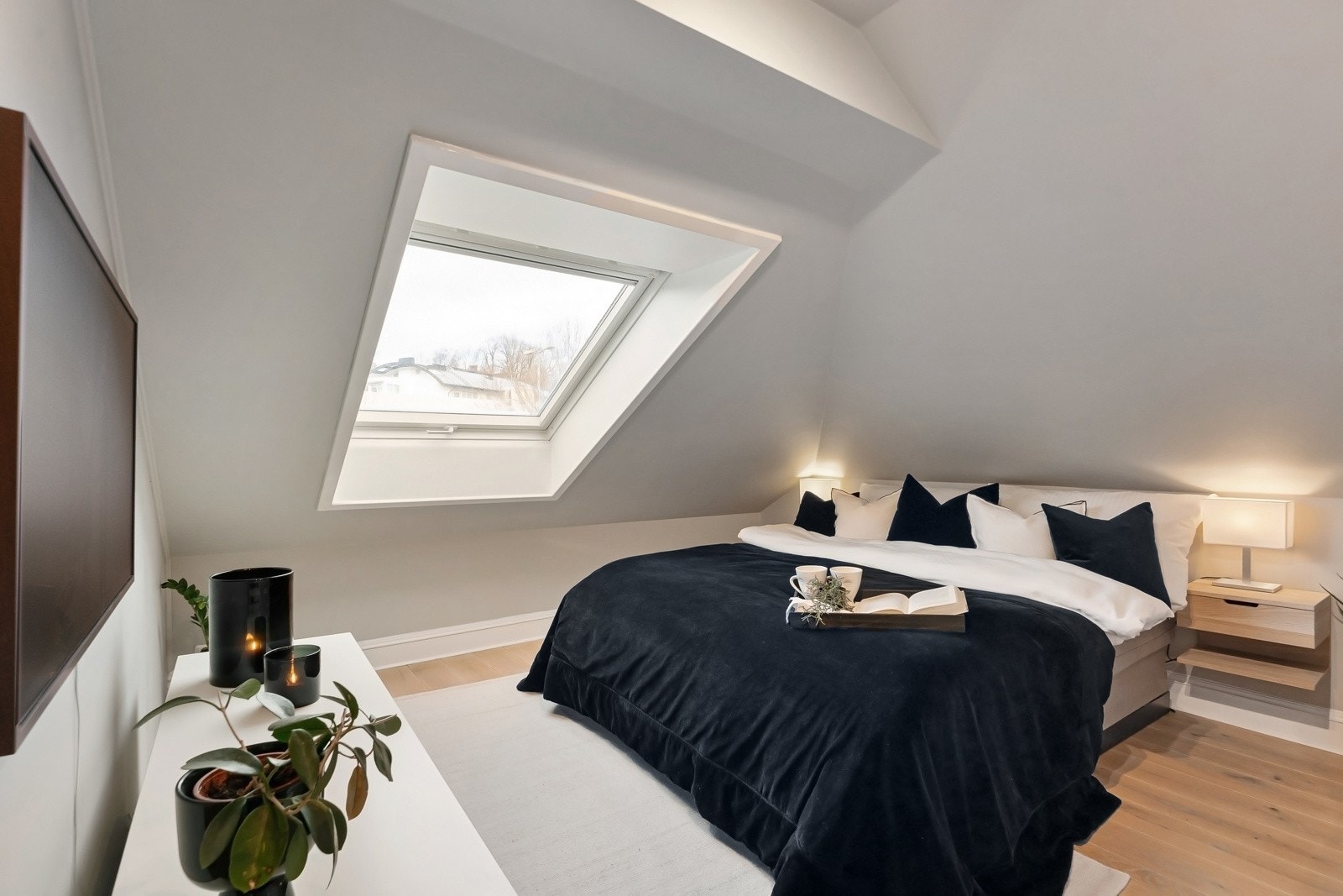 Master bedroom har god plass til stor dobbeltseng. Galleribilde