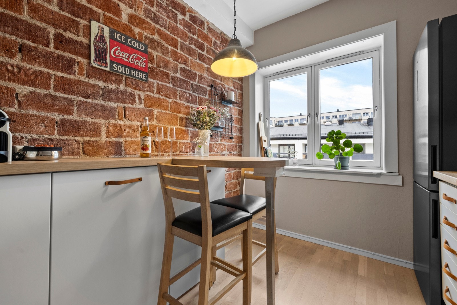 Det er morgensol på kjøkkenet der man kan nyte en kopp kaffe med fin sol gjennom vinduet Galleribilde