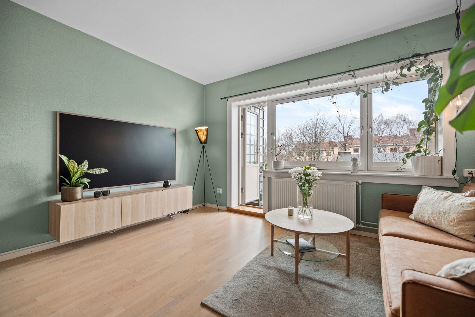 Meget pen, gjennomgående 2-roms med vestvendt balkong, separat kjøkken, vv og fyring inkl, populær beliggenhet ved Torshovparken Galleribilde