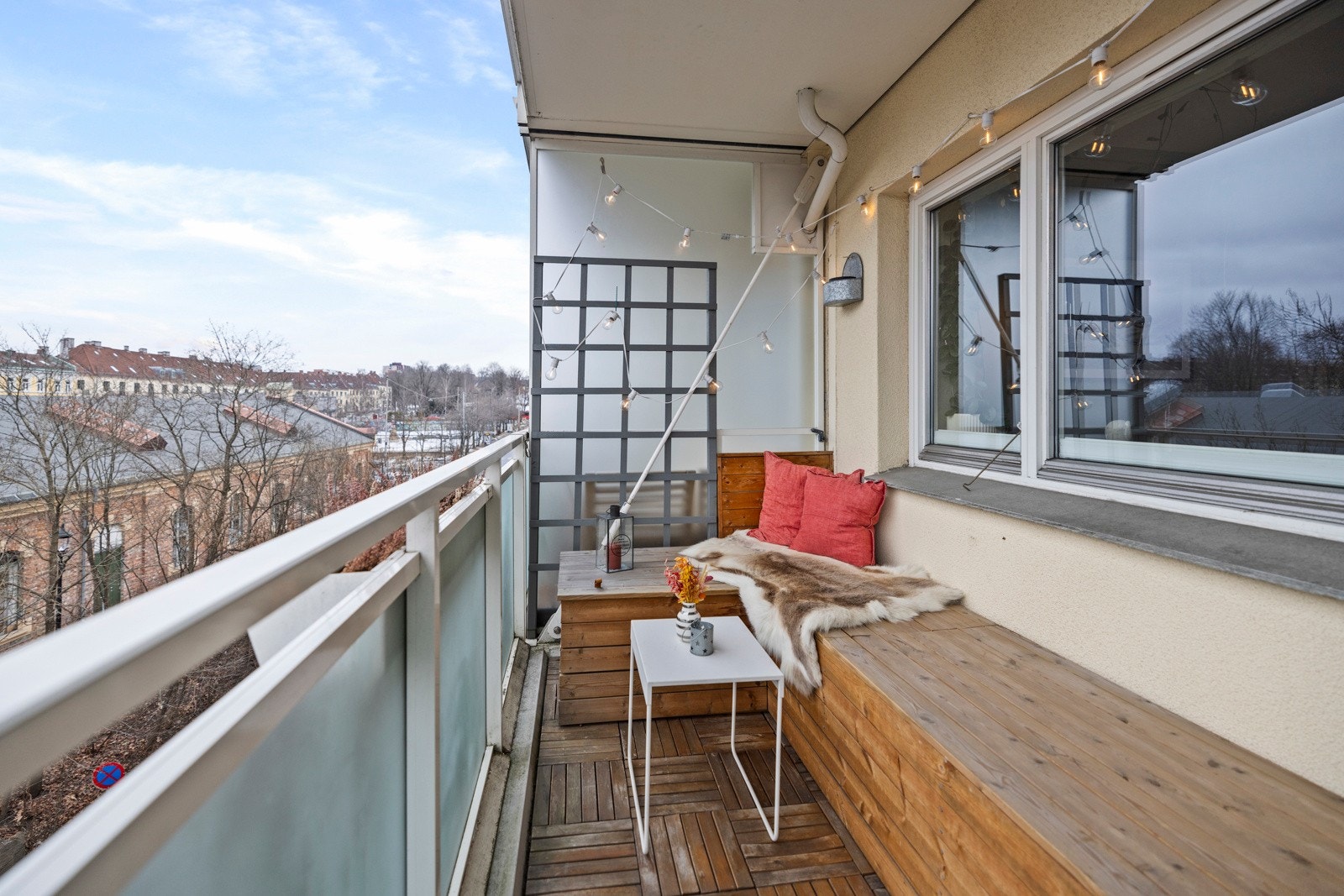 På balkongen kommer solen ca kl 1430 til ca kl 21-22 sommerstid Galleribilde