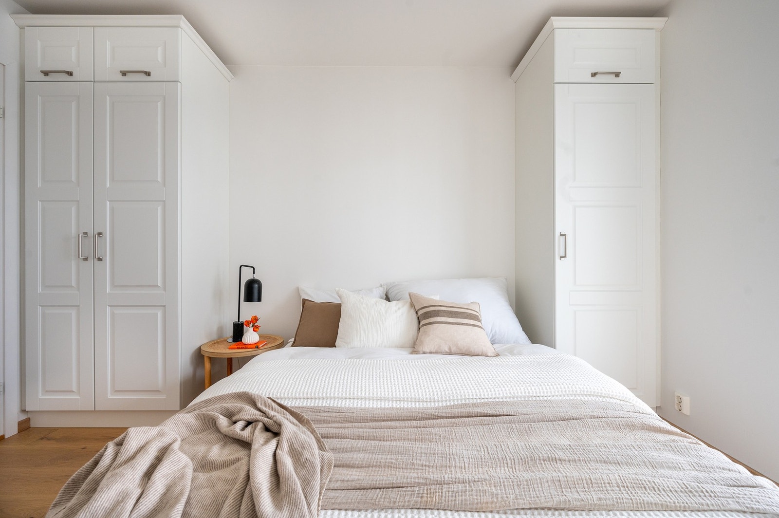 Soverommet har garderobeskaper. Galleribilde