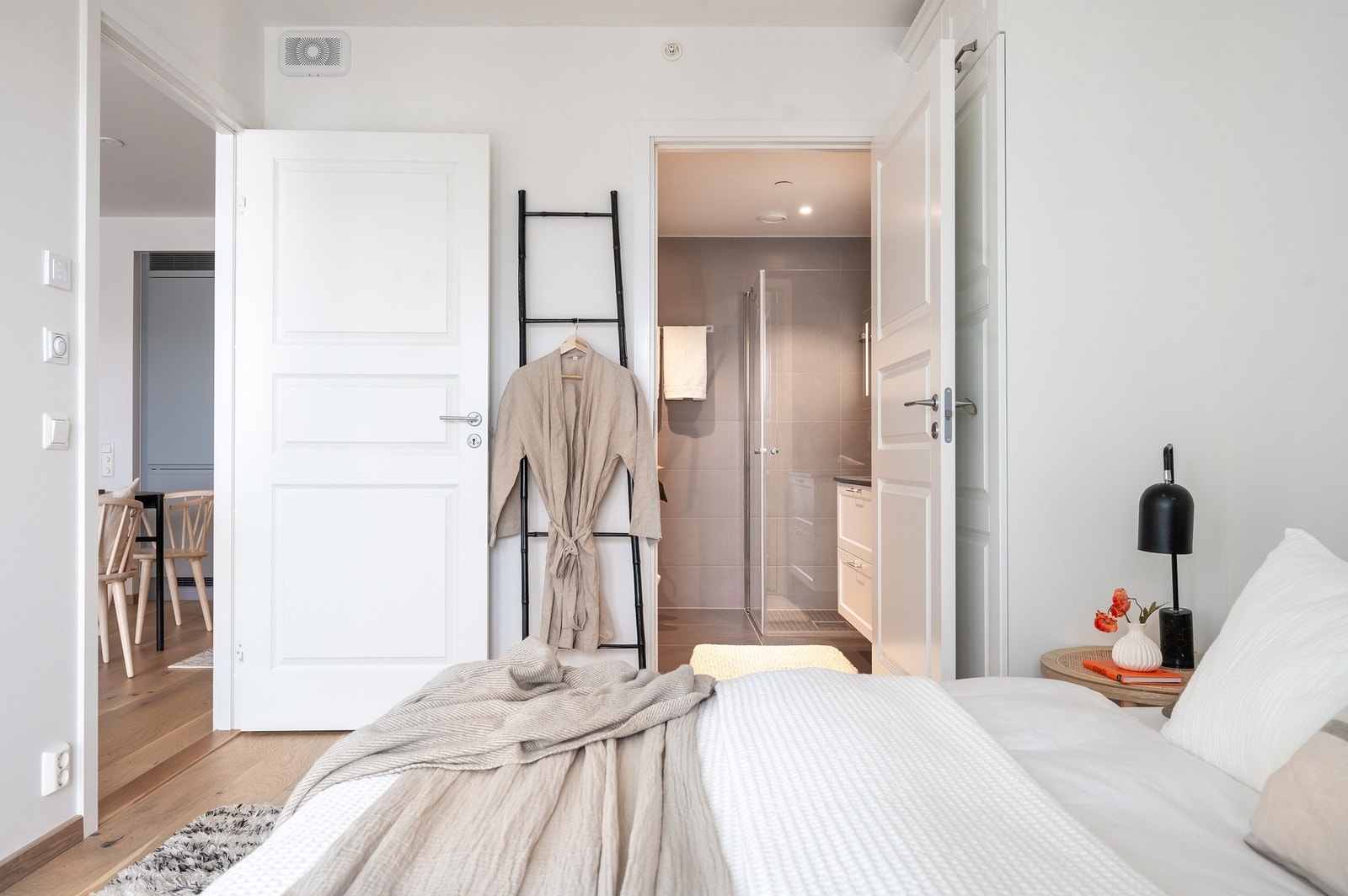 Hovedsoverommet har tilgang direkte til et eget privat bad. Galleribilde