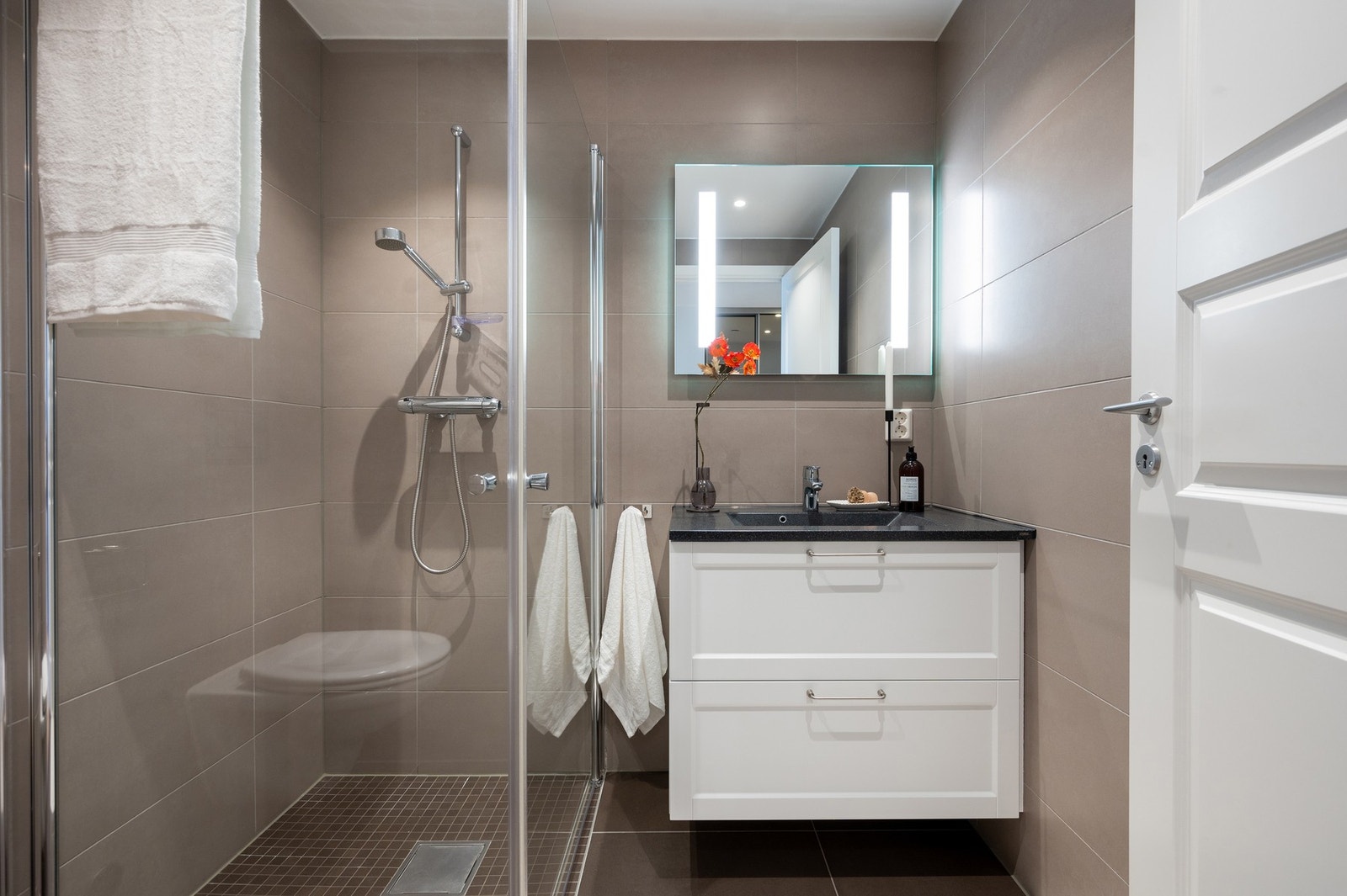 Pent gjestebad i entré. Galleribilde