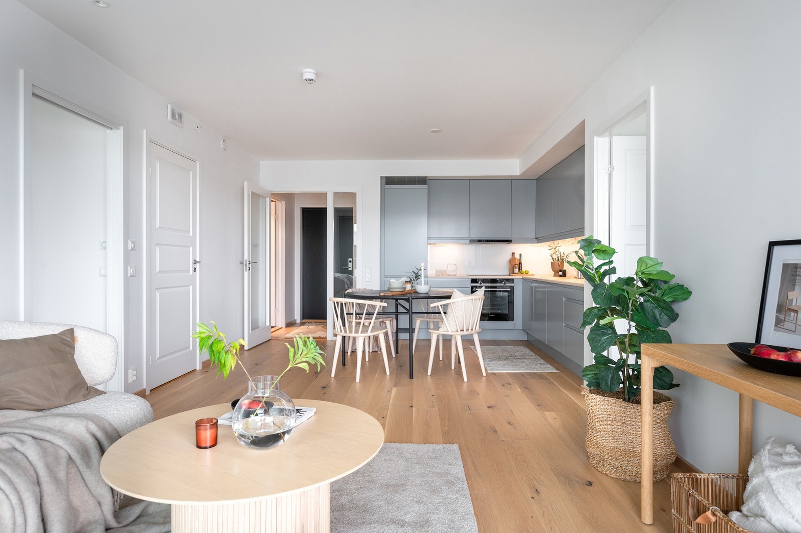 Leiligheten er oppvarmet med vannbåren gulvvarme og balansert ventilasjon. Galleribilde