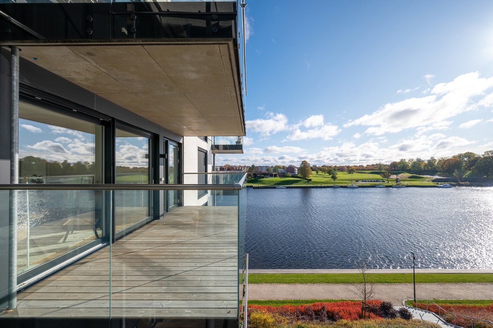 Leiligheten har en romslig balkong med tak. Galleribilde