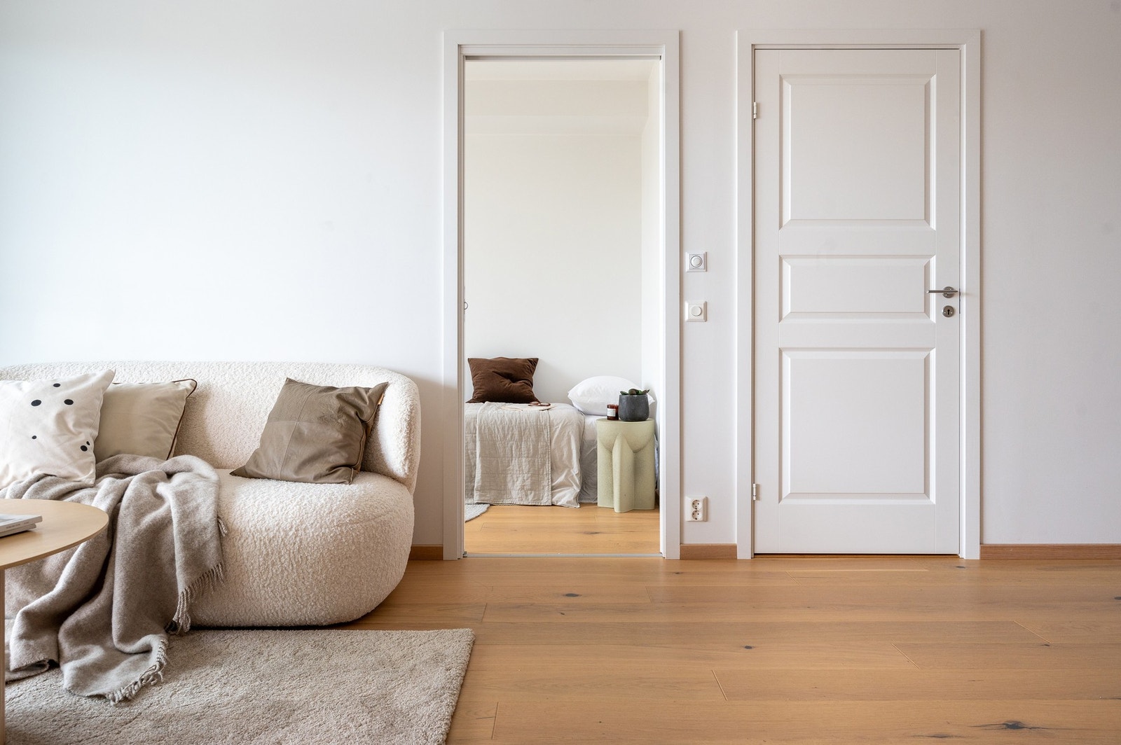 Det er montert skyvedør inn til soverommet for å bedre gulvplassen. Bod inn døren til høyre. Galleribilde