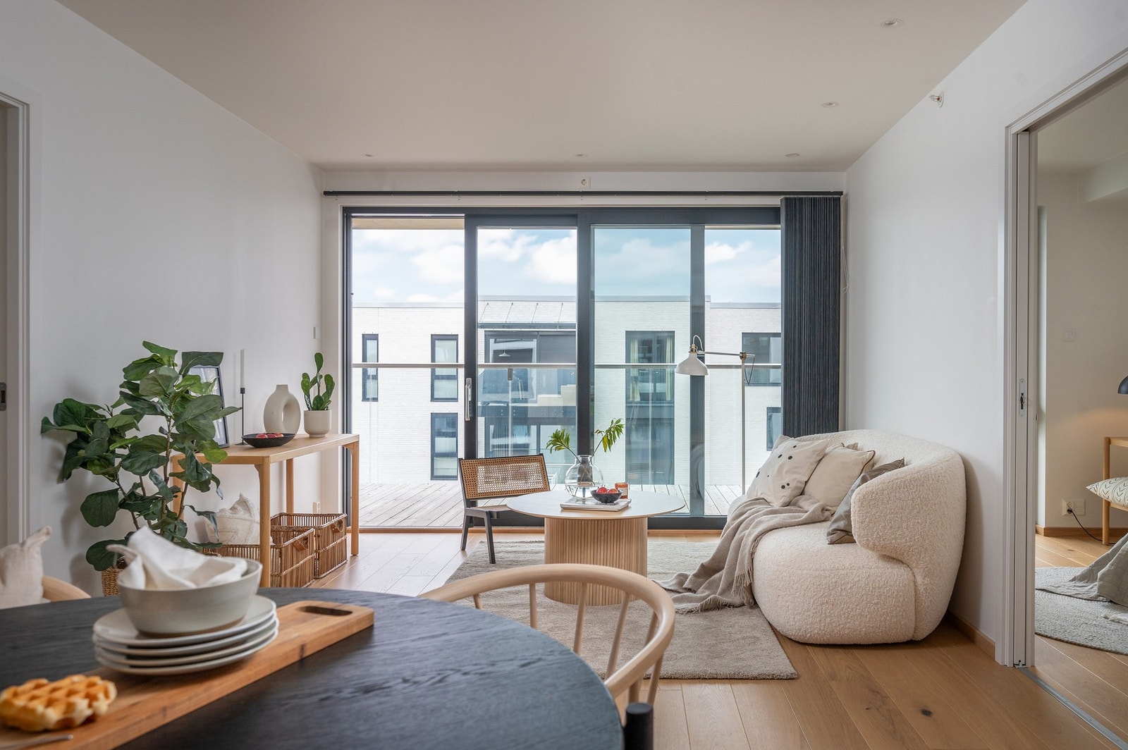 Denne leiligheten fremstår nærmest som ny med gode materialvalg og lite bruksmerker. Galleribilde