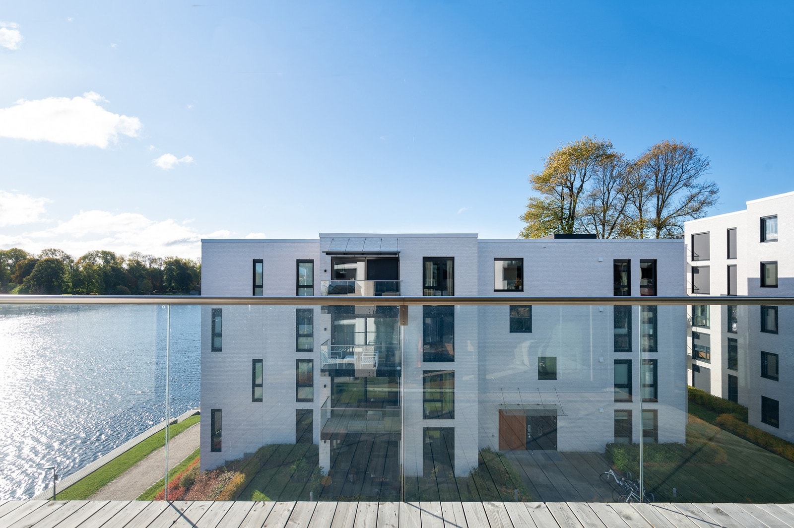 Det er god avstand mellom byggene på Bellevue Brygge. Bygget foran er 4. etasjer høyt, noe som gir denne leiligheten ekstra gode solforhold gjennom dagen. Galleribilde