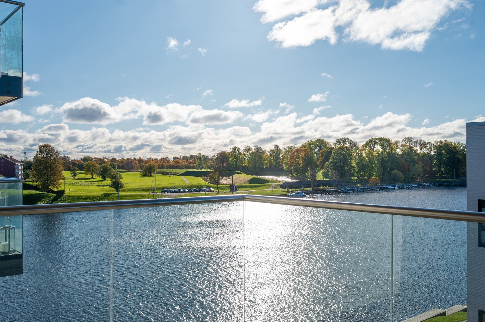 Dette er Riverside 16 - en lys leilighet i 4. etasje med god utsikt til elven og nærområdet ved Prestelandet. Galleribilde