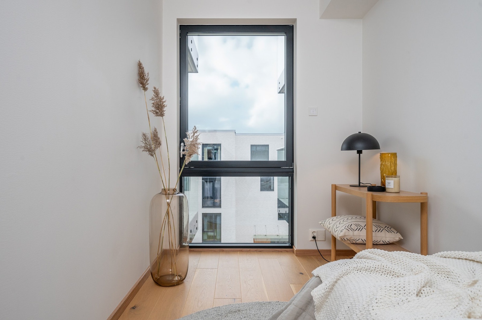 Det er montert utvendig screens tilknyttet vinduet. Galleribilde