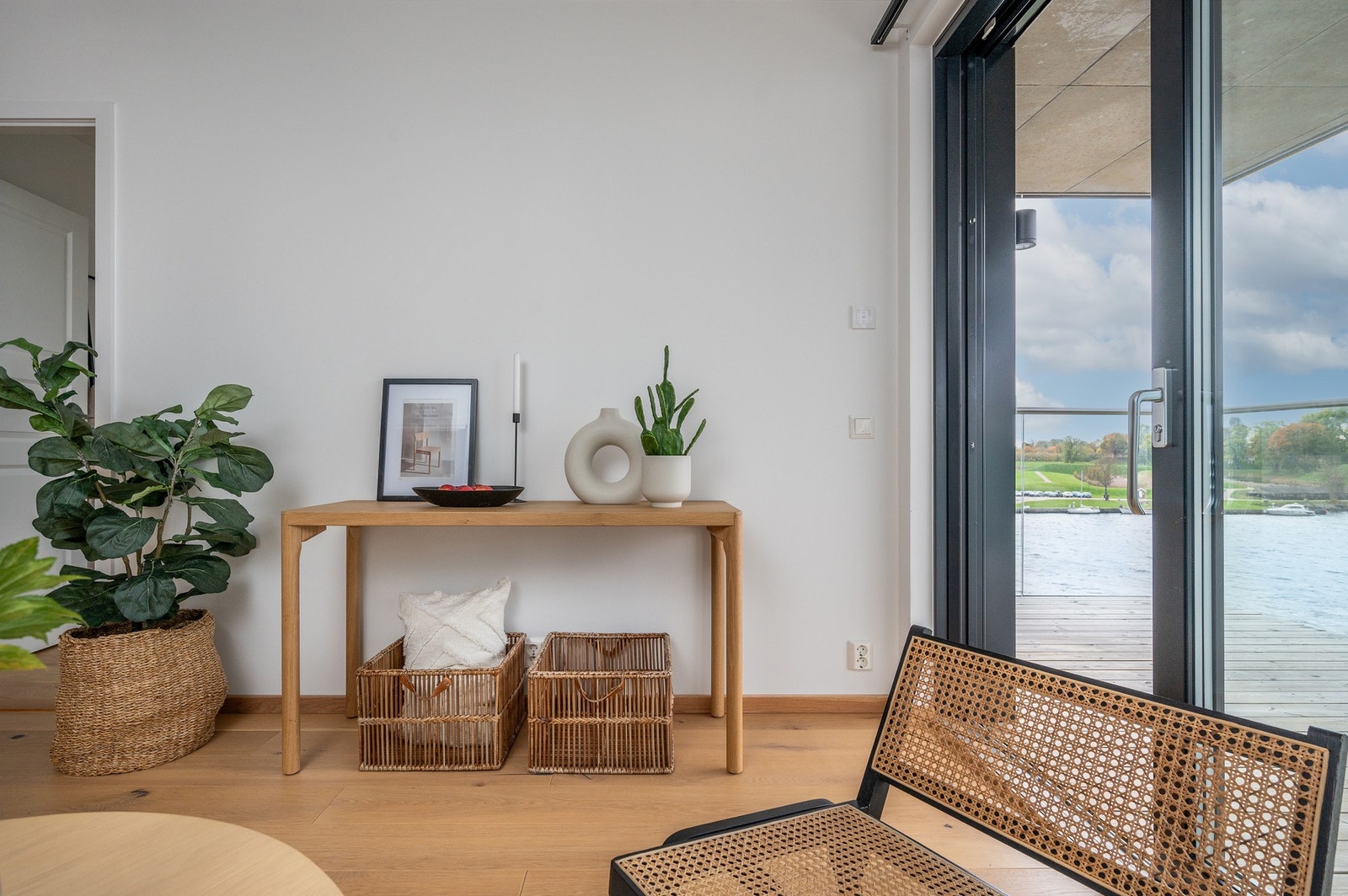 Det er installert innvendig- og utvendig solskjerming på vinduene. Galleribilde