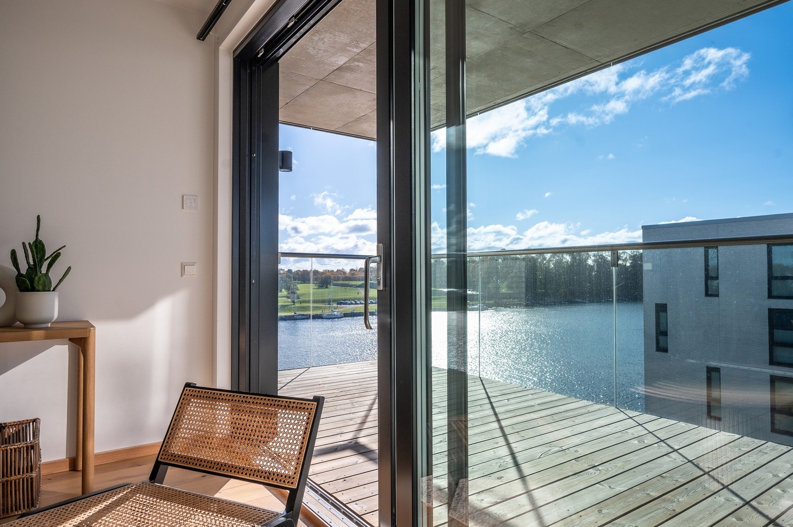 Det er skyvedør ut til balkongen. Galleribilde