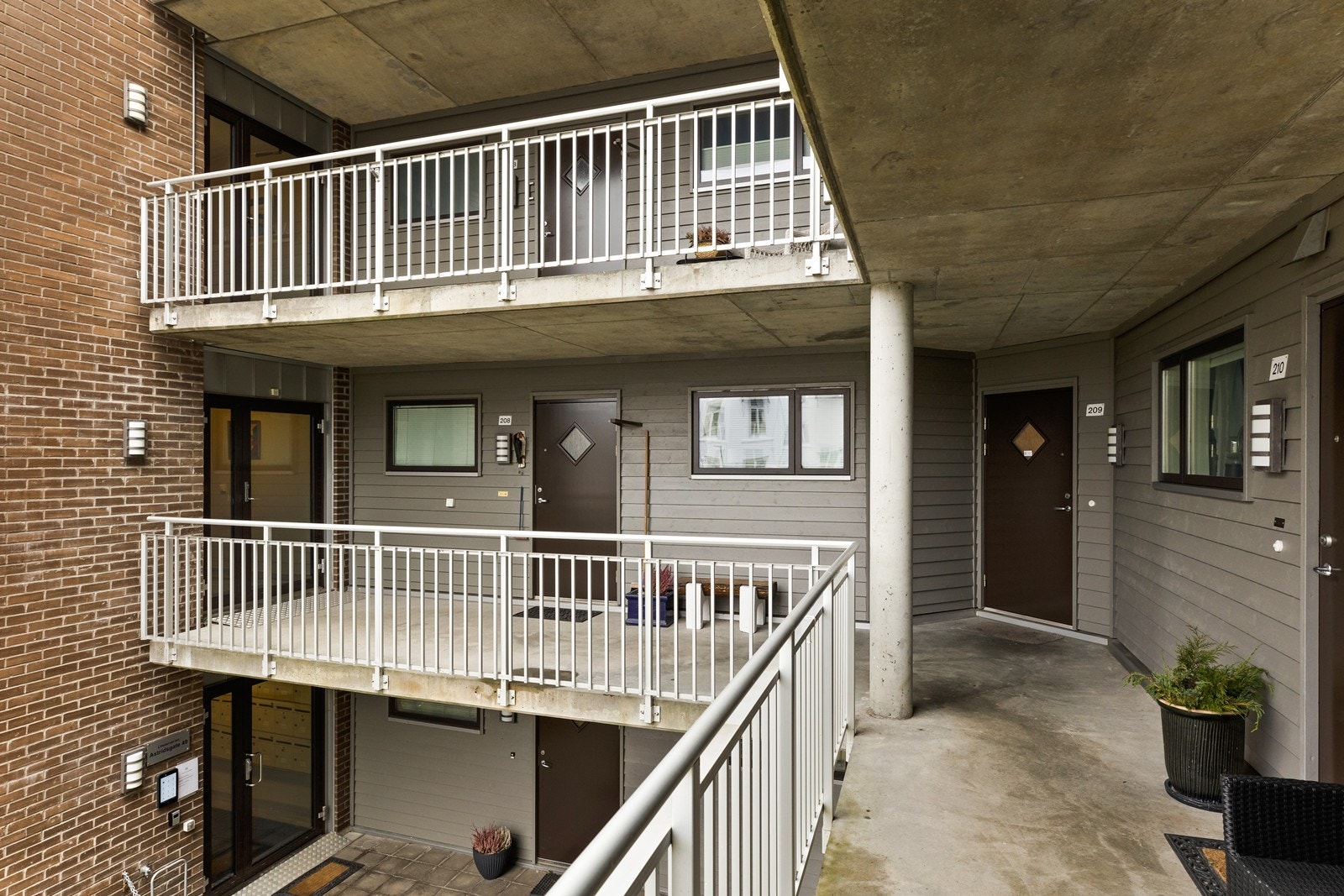 Svalgang - inngang til leilighet Galleribilde
