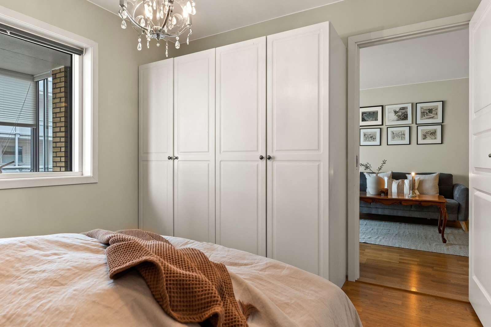 Soverom 1 m/garderobe Galleribilde