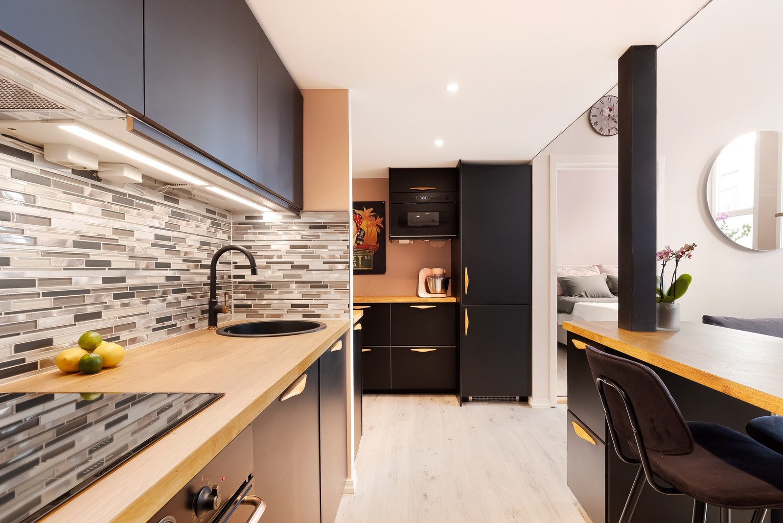 Lekker kjøkkeninnredning fra IKEA fra 2021 i en mørk, glatt utførelse med benkeplate av tre. Galleribilde