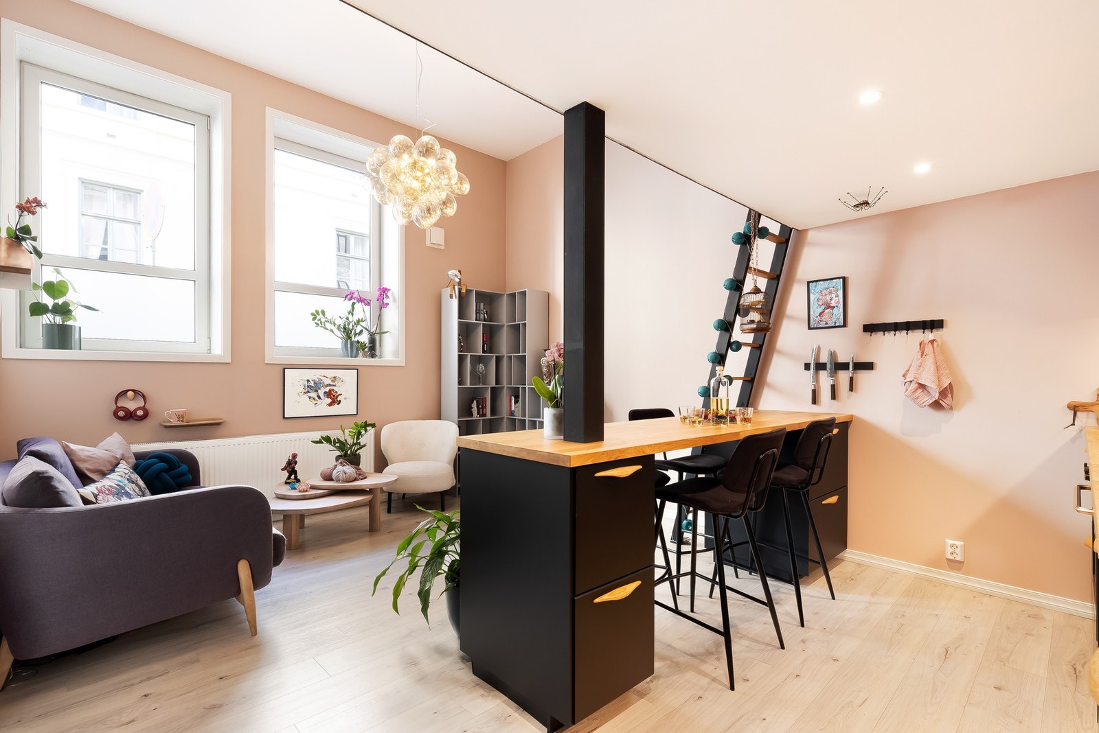 Kristine Hauan Berg ved EIE Løren ønsker velkommen til Nordahl Bruns gate 18A! Galleribilde