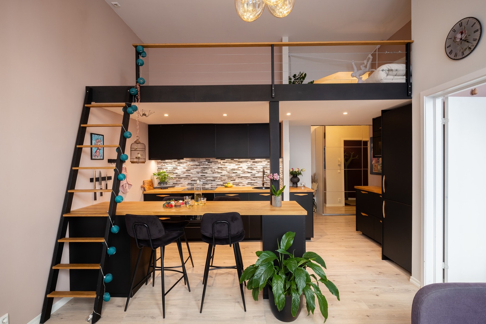 Den åpne kjøkkenløsningen gjør det enkelt å være sosial samtidig som du lager mat. Galleribilde