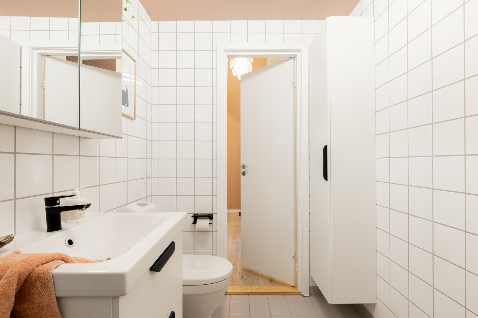 Videre er det toalett og dusjhjørne med innfellbare glassdører som frigjør plass på gulvet. Galleribilde