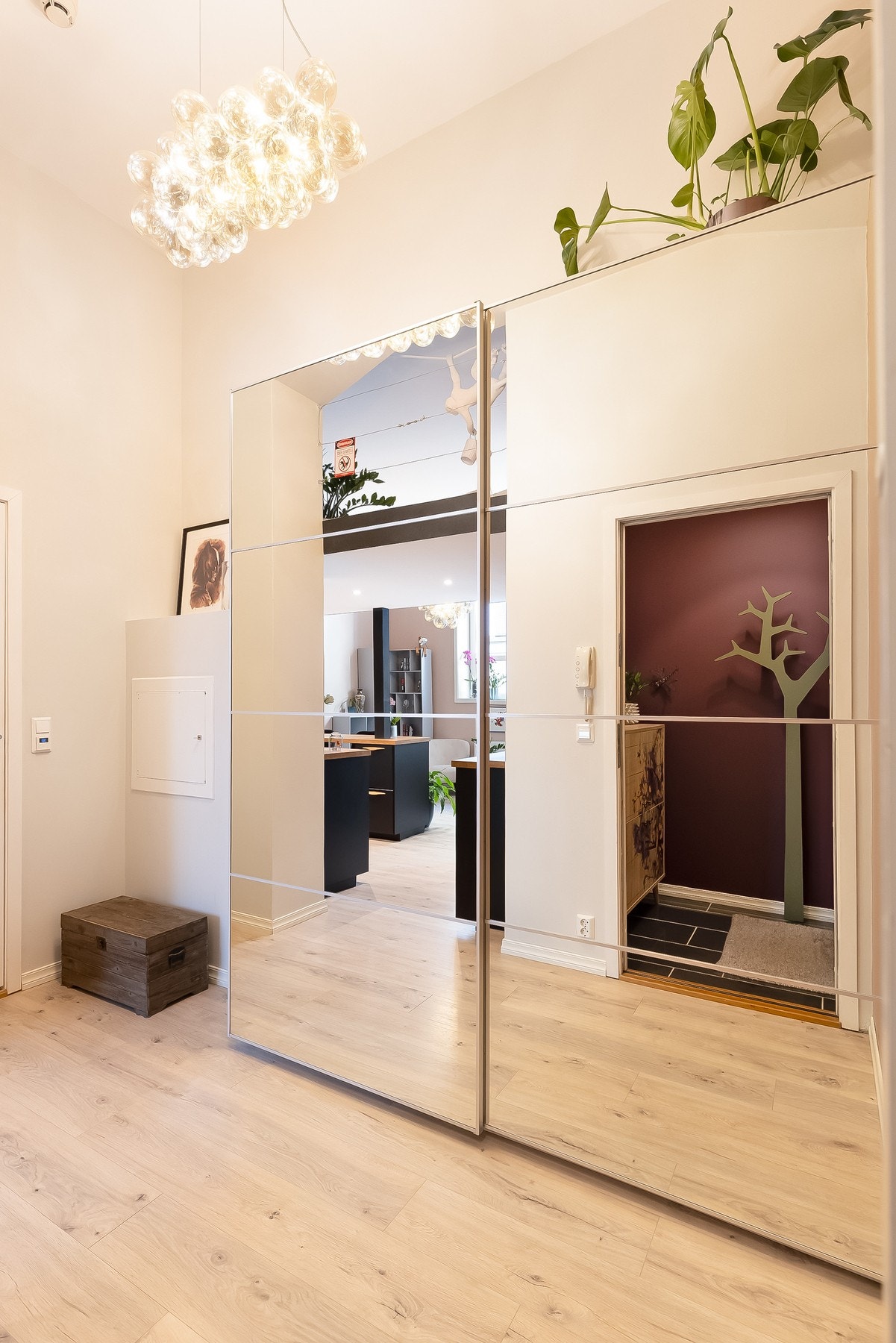 Her er det rikelig med oppbevaringsplass for både yttertøy og andre eiendeler. Galleribilde