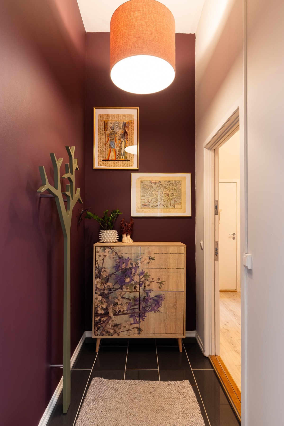 En innbydende gang med flislagt gulv gir et godt førsteinntrykk av leiligheten. Galleribilde