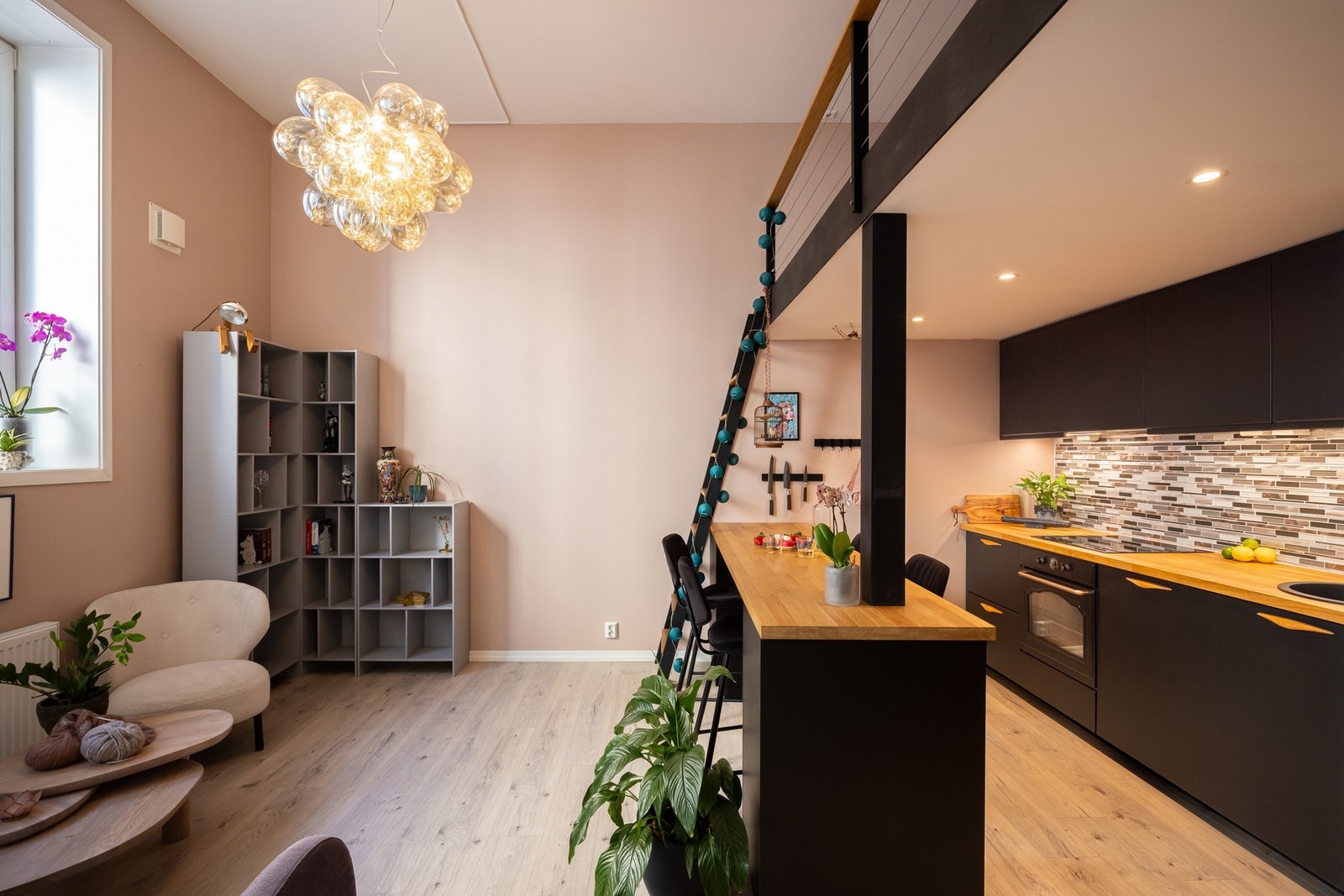 Stuen har gode innredningsmuligheter hvor det er god plass til sofagruppe med tilhørende møblement. Galleribilde