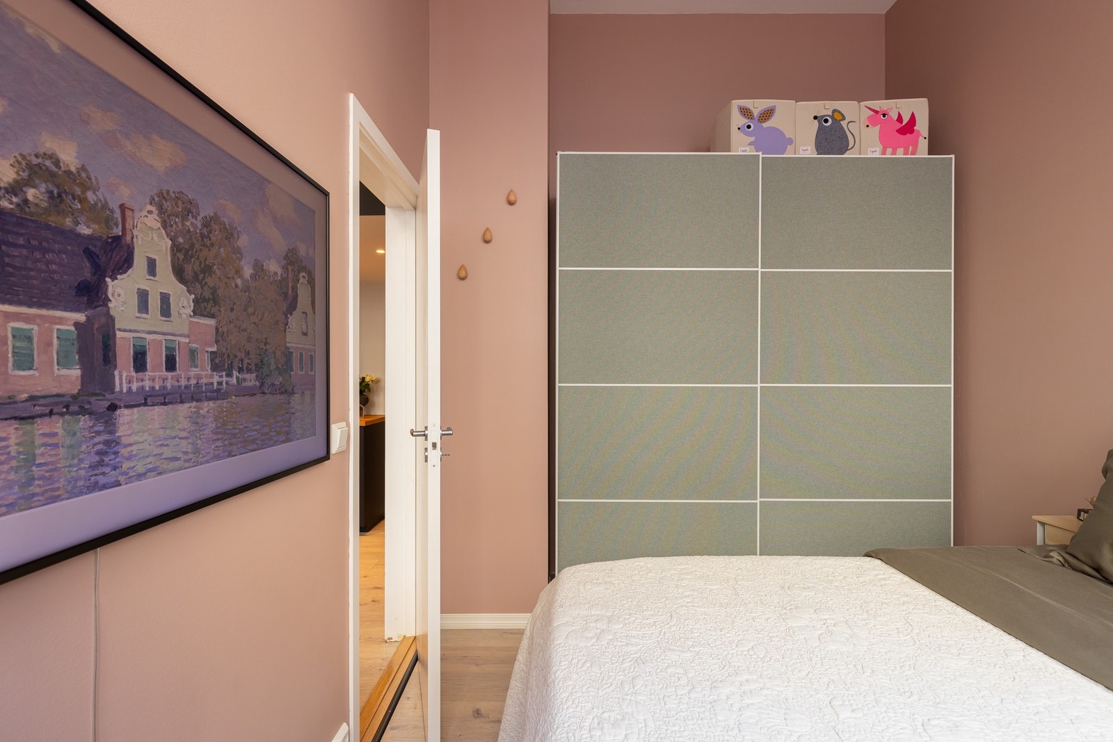 Her får du en skyvedørsgarderobe som gir godt med oppbevaring for klær og annet. Galleribilde