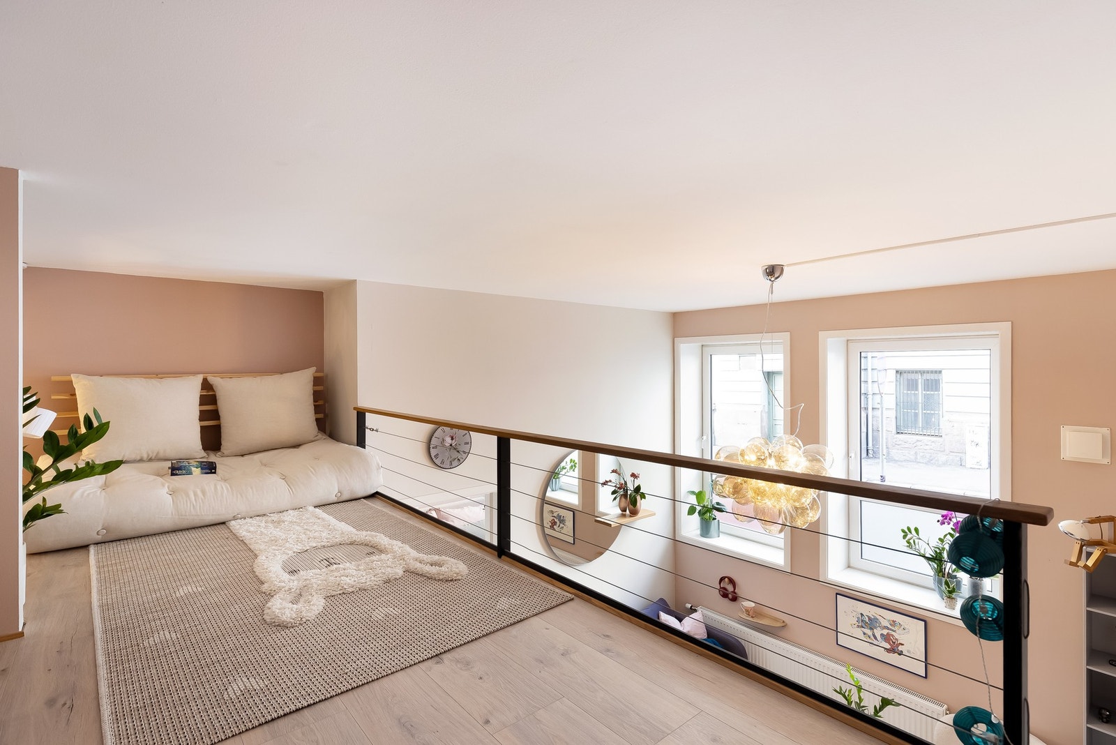 Ved stue/kjøkken er det adkomst opp til hemsen med stige. Galleribilde