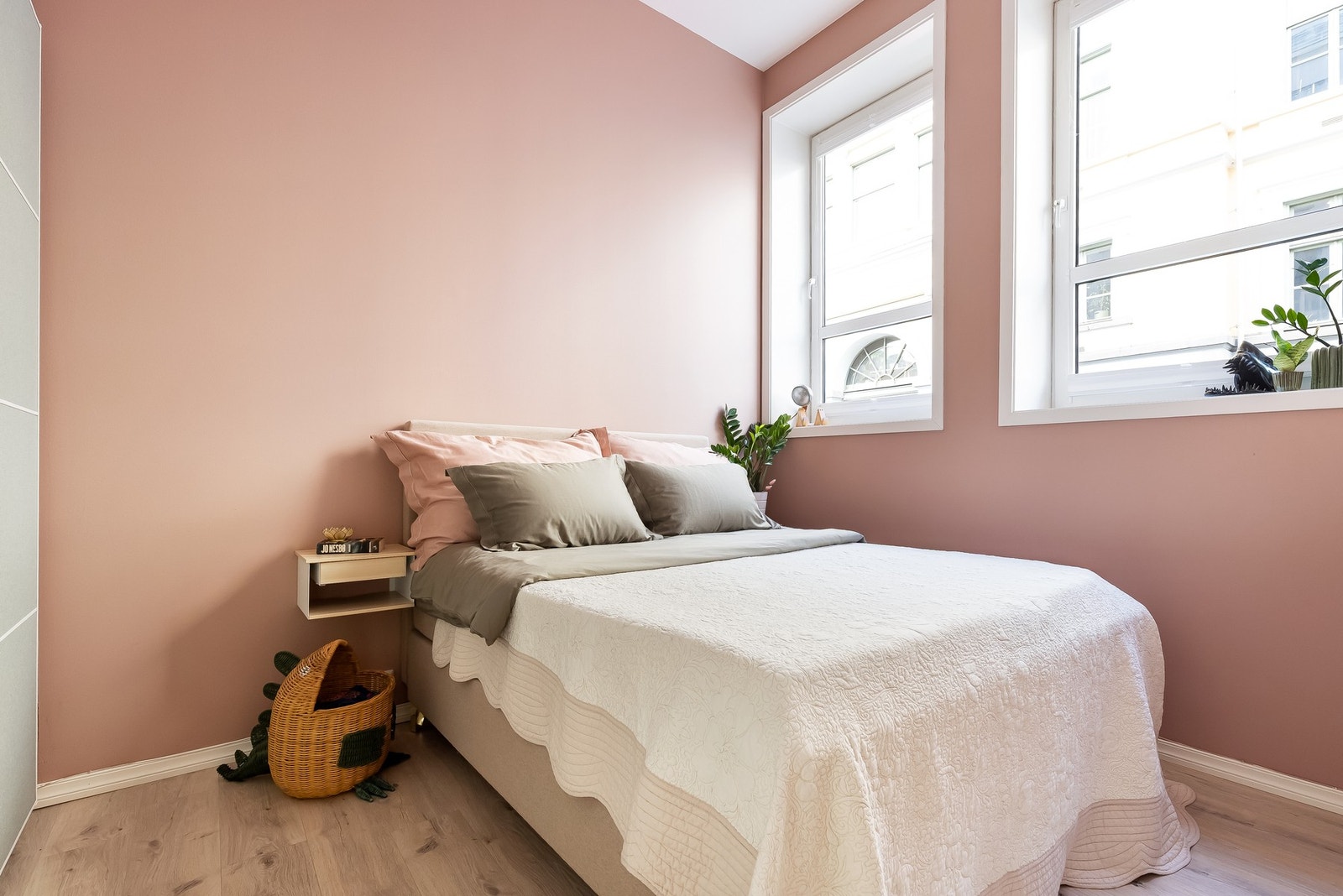 Leiligheten har et lyst og romslig soverom med god plass til dobbeltseng (på bildet er det 160 seng), nattbord og garderobeløsning. Galleribilde