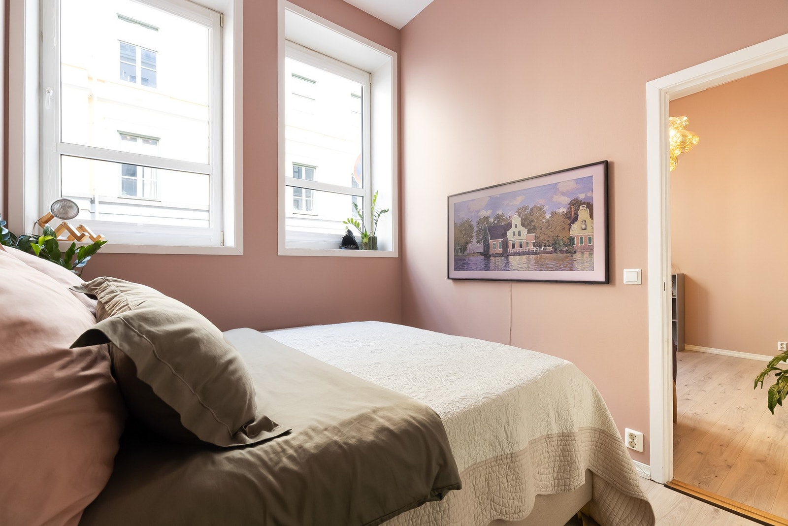 Parkett på gulv, noe som er gjennomgående for boligen med unntak av bad og gang. Galleribilde