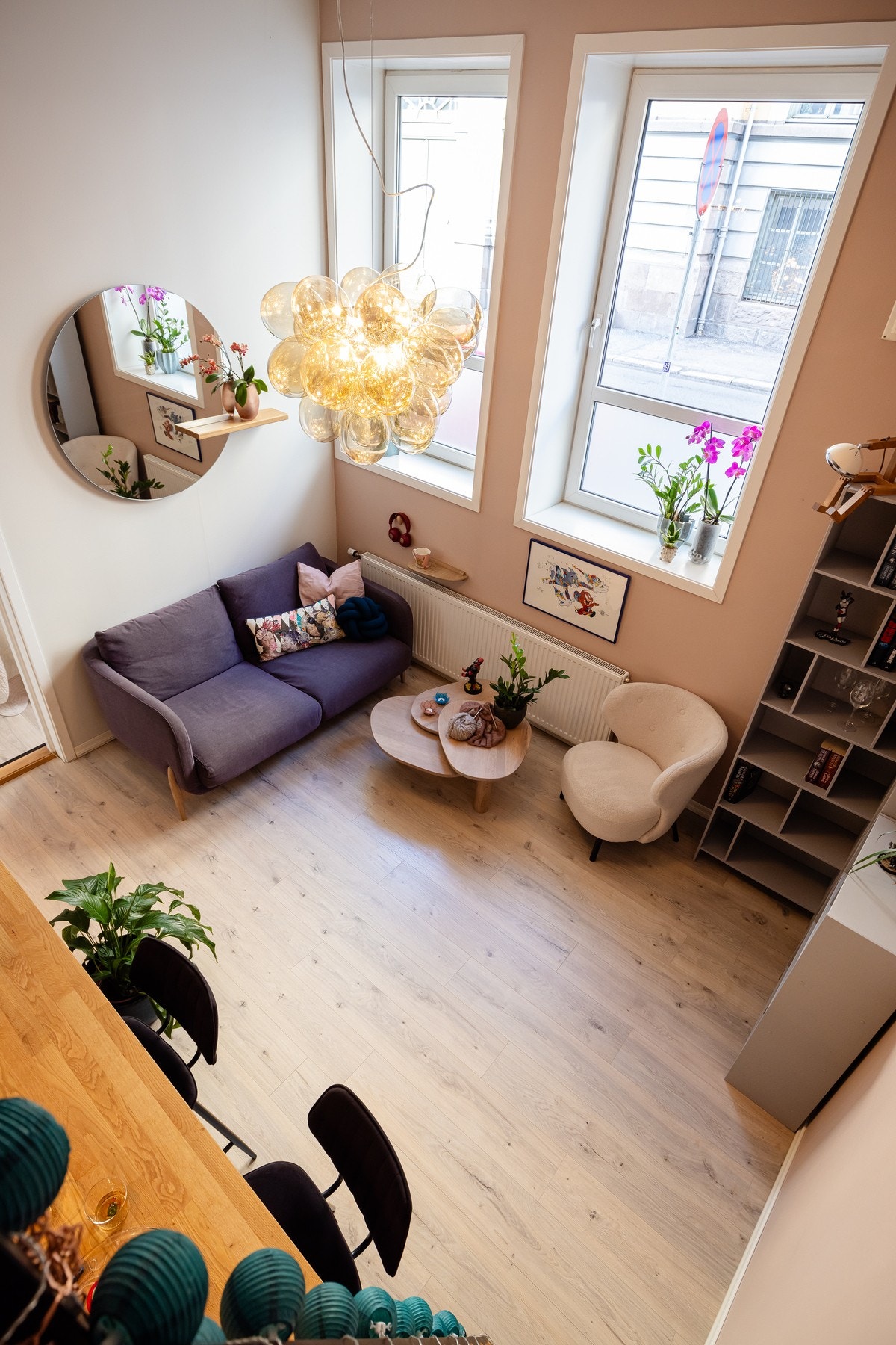 Store vindusflater og gjennomtenkt planløsning skaper en lys og luftig atmosfære som gir leiligheten en enestående romfølelse. Galleribilde