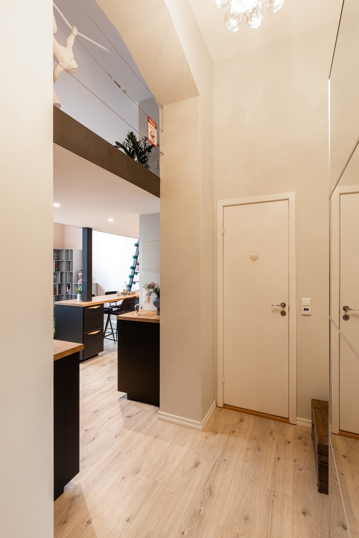 Entréen har en romslig størrelse med en praktisk skyvedørsgarderobe. Galleribilde