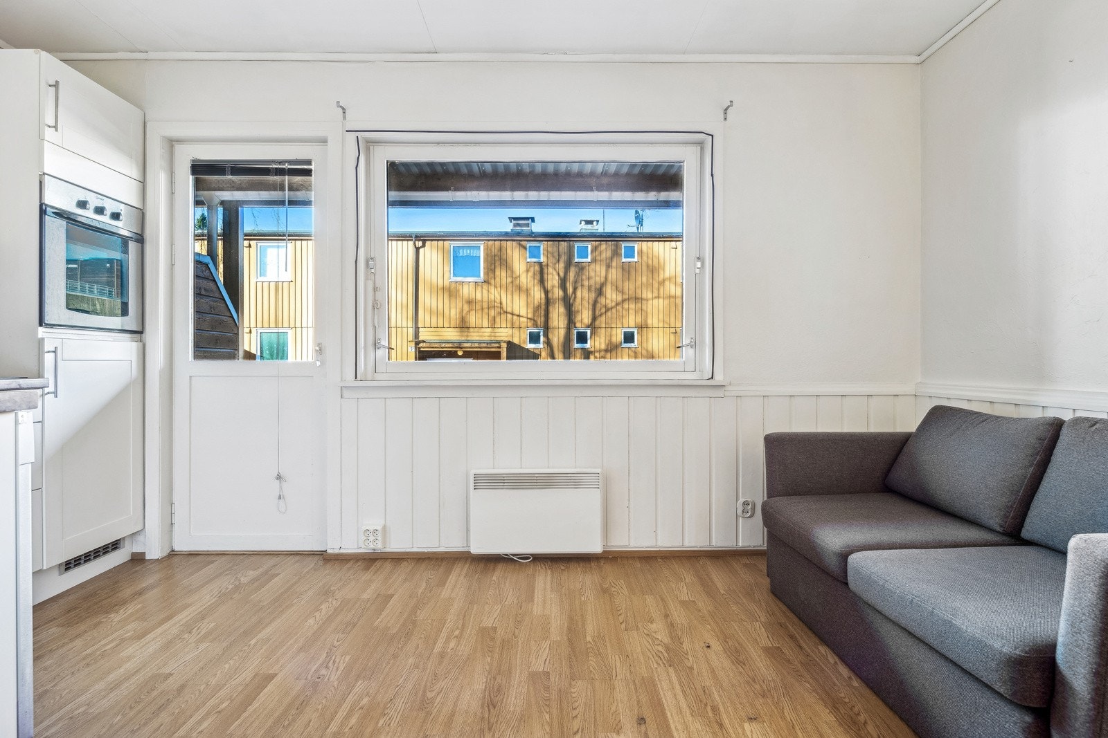 Lys og luftig leilighet med store vinduer som slipper inn naturlig lys hele dagen. Galleribilde