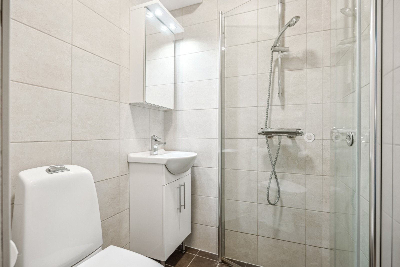 Moderne og fint baderom som er delvis oppgradert i 2016. Galleribilde