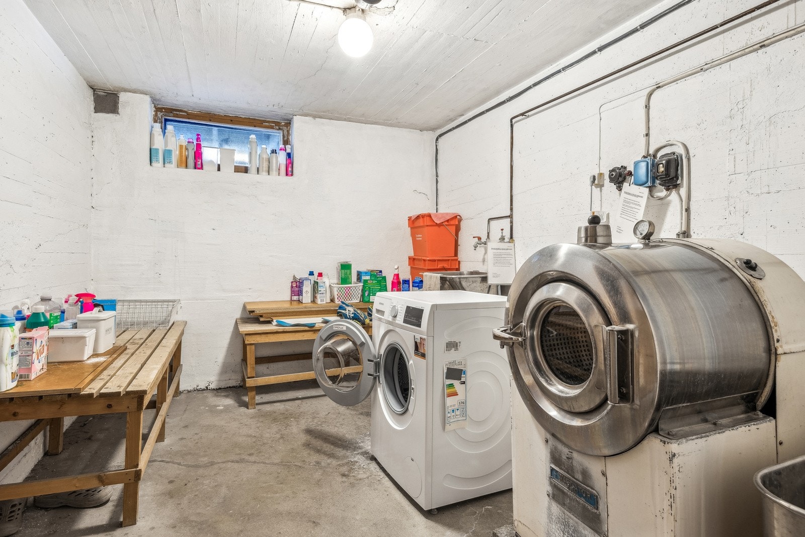 Vaskerom i fellesareal. Galleribilde