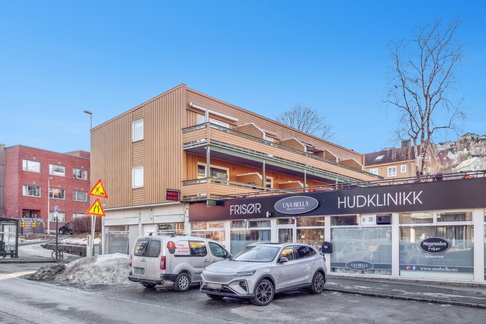 Dagligvarebutikker, kafeer og restauranter, samt flotte turstier i umiddelbar nærhet. Galleribilde