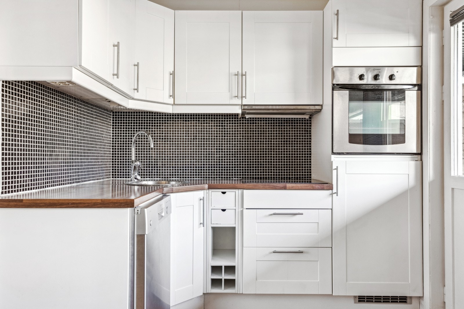 Flott kjøkken med masse benk- og skapplass. Galleribilde