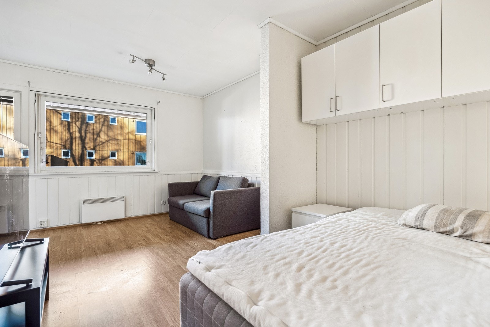 Leiligheten har god plass til både stor seng og sofagruppe. Galleribilde