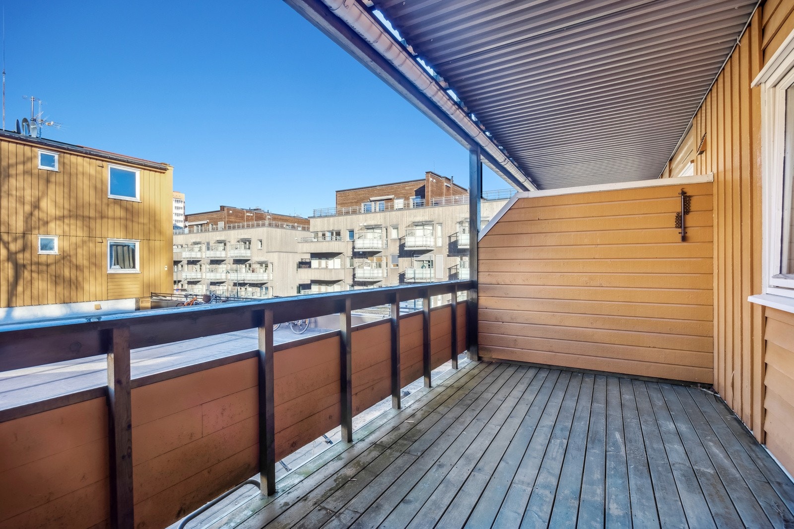 Egen balkong gir muligheten til å nyte solrike dager med utsikt over nabolaget i Ila. Galleribilde